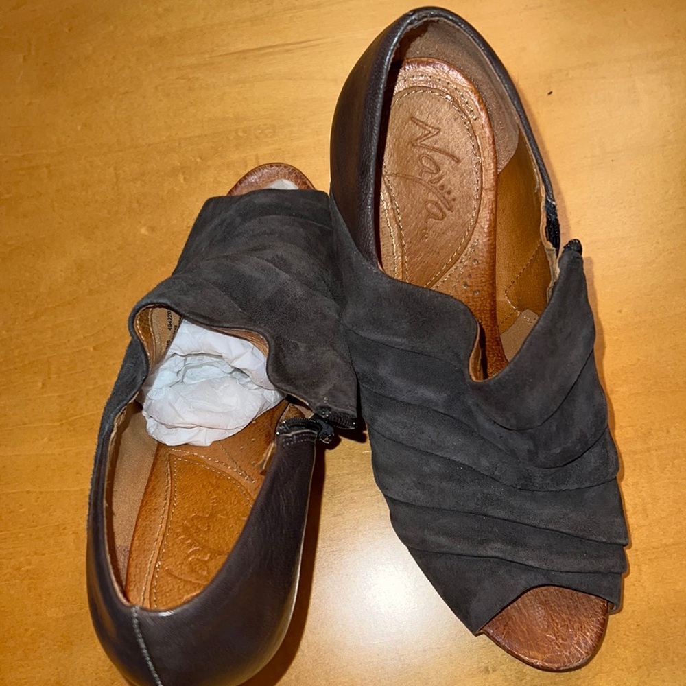 Size 8w Graphite(Grey) Naya Wedges